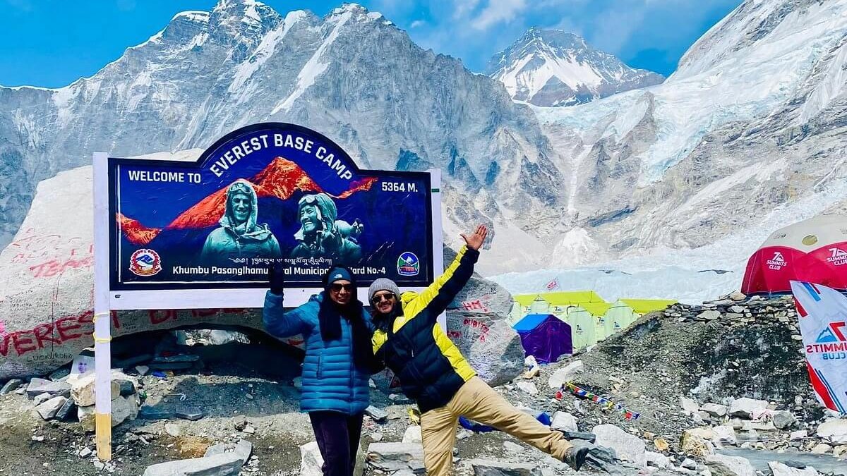 Everest Base Camp Trek – Nepalese couple enjoying an adventurous journey in the Himalayas with stunning snow-covered peaks.