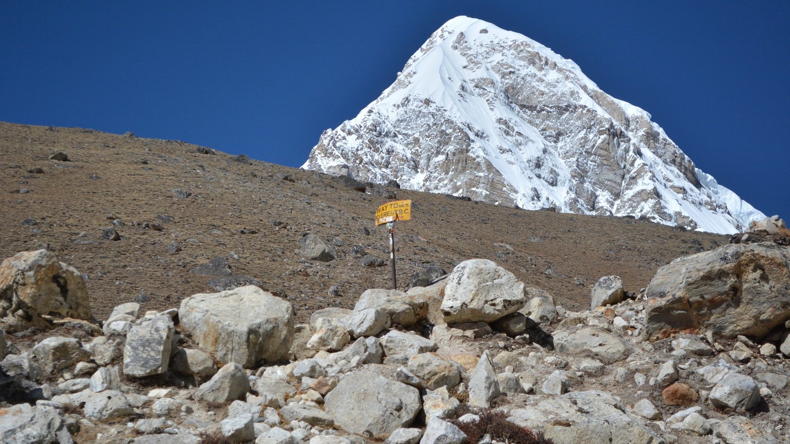 Trail leading to Everest Base Camp through the Khumbu Valley