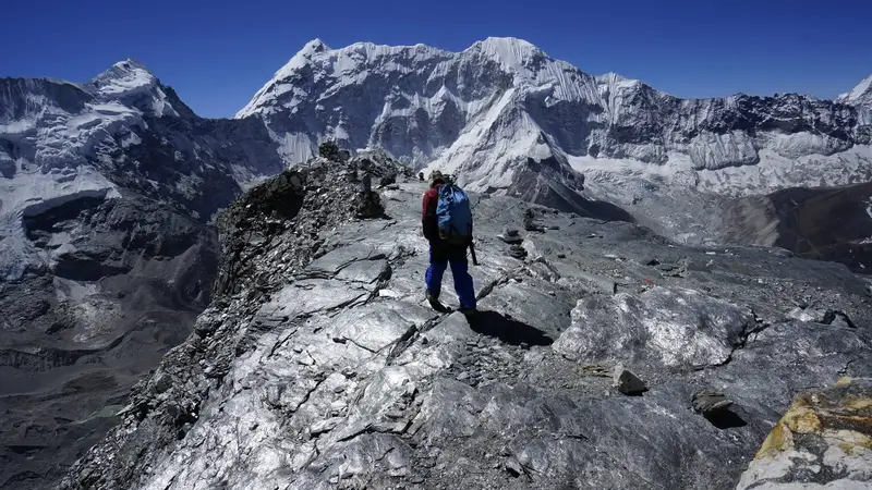 Everest Three Pass Trek with panoramic Himalayan peaks