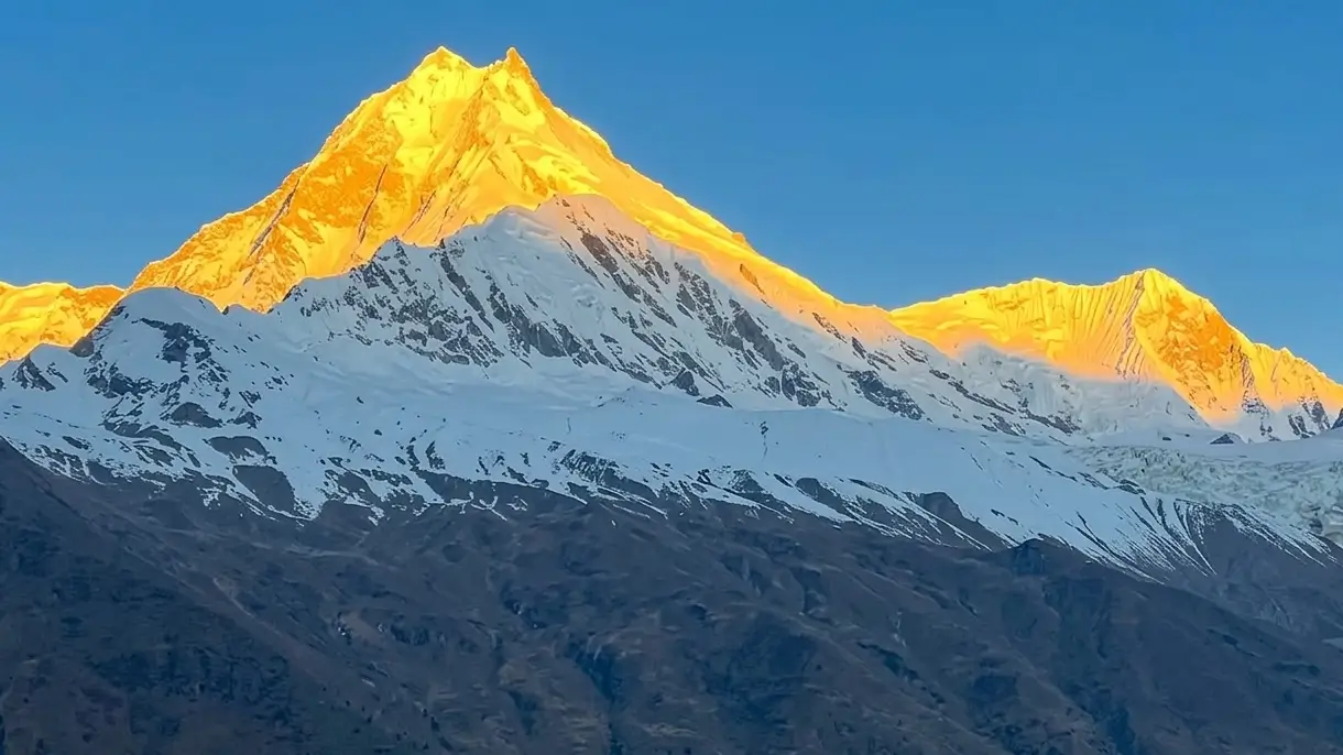 Manaslu Circuit Trek in Nepal with stunning Himalayan views
