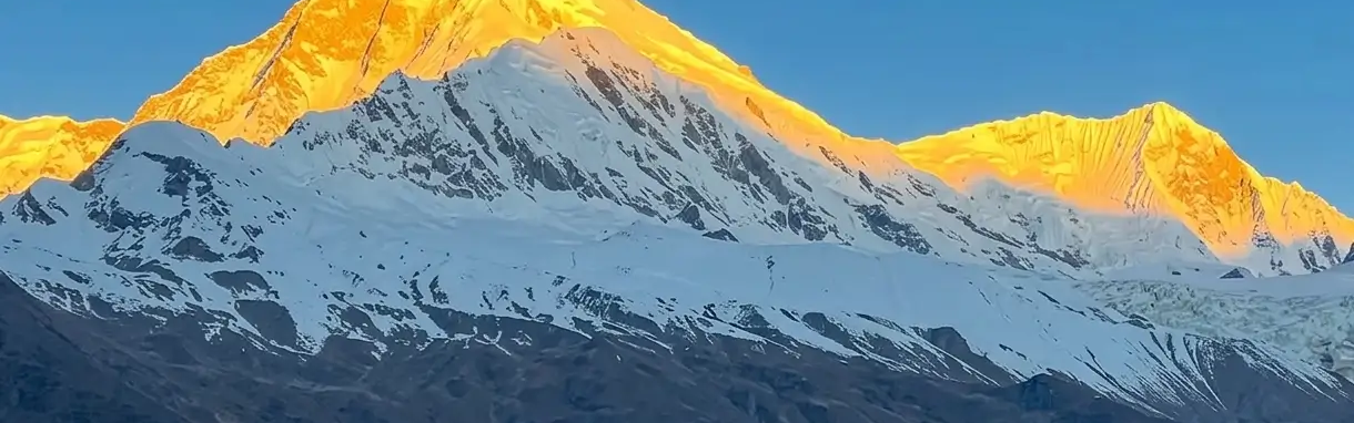 Manaslu Circuit Trek in Nepal with stunning Himalayan views