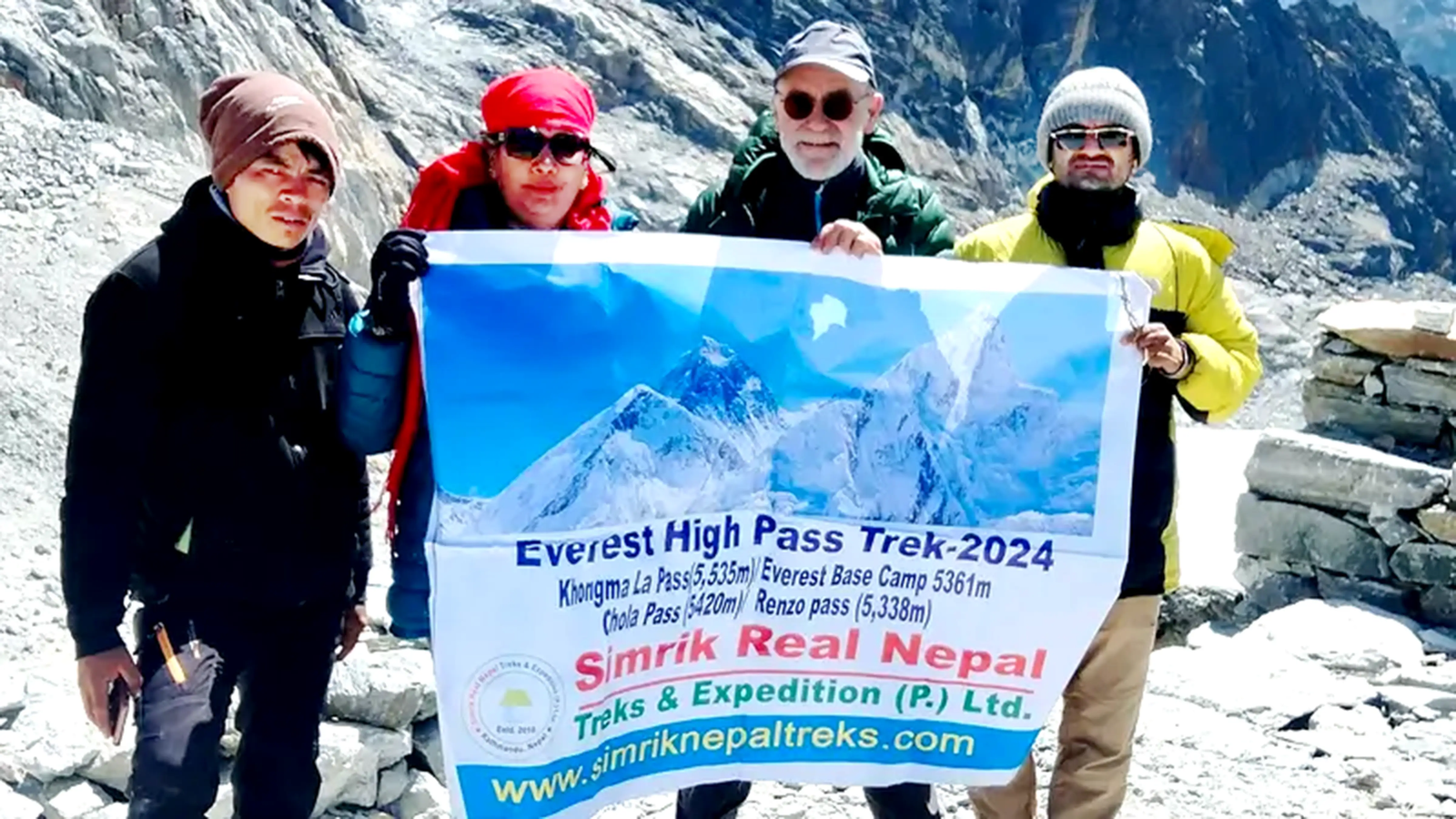 Trekkers crossing Cho La Pass 5,420m, Everest High Pass Trek in Nepal