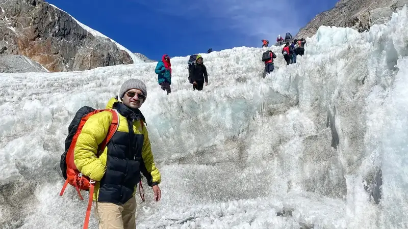 Trekkers crossing the icy Cho La Pass trail (5,420 m) on the Everest Three Passes Trek.