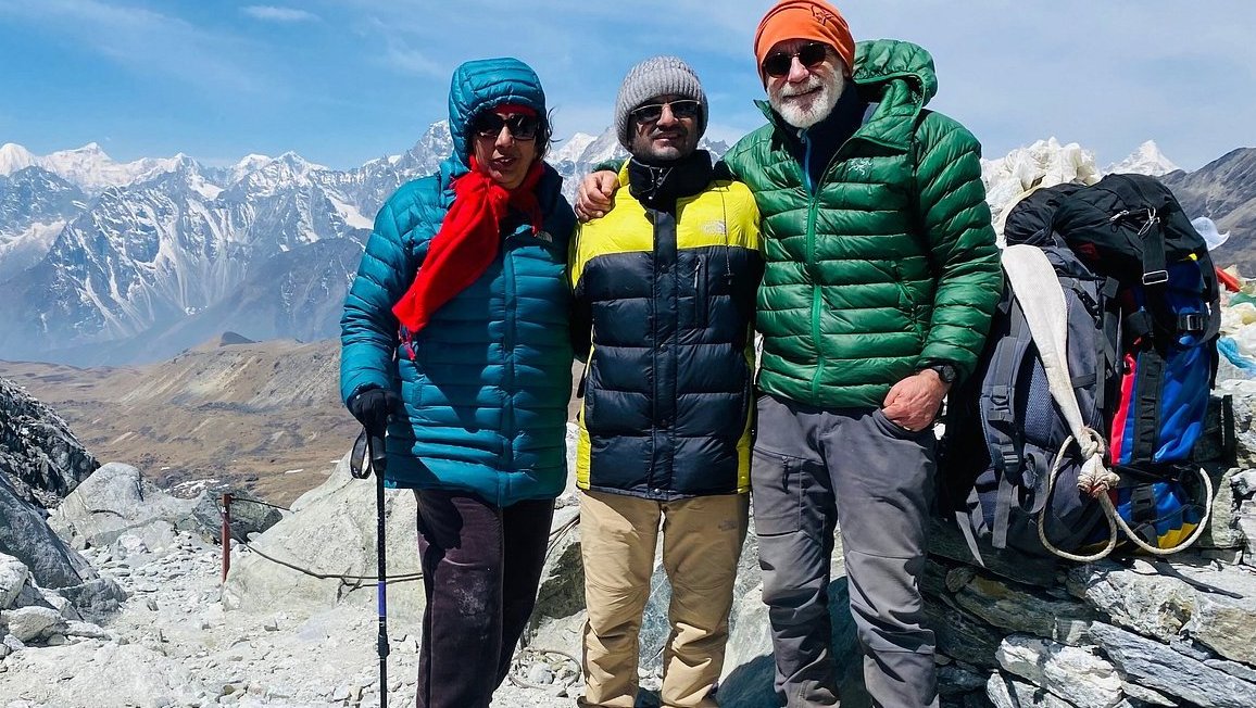Trekking at Cho La Pass in Nepal Himalayas – high-altitude mountain pass connecting Gokyo Valley and Everest Base Camp region, offering panoramic views of glaciers, peaks, and adventure trails, guided by experienced local Sherpa guides.